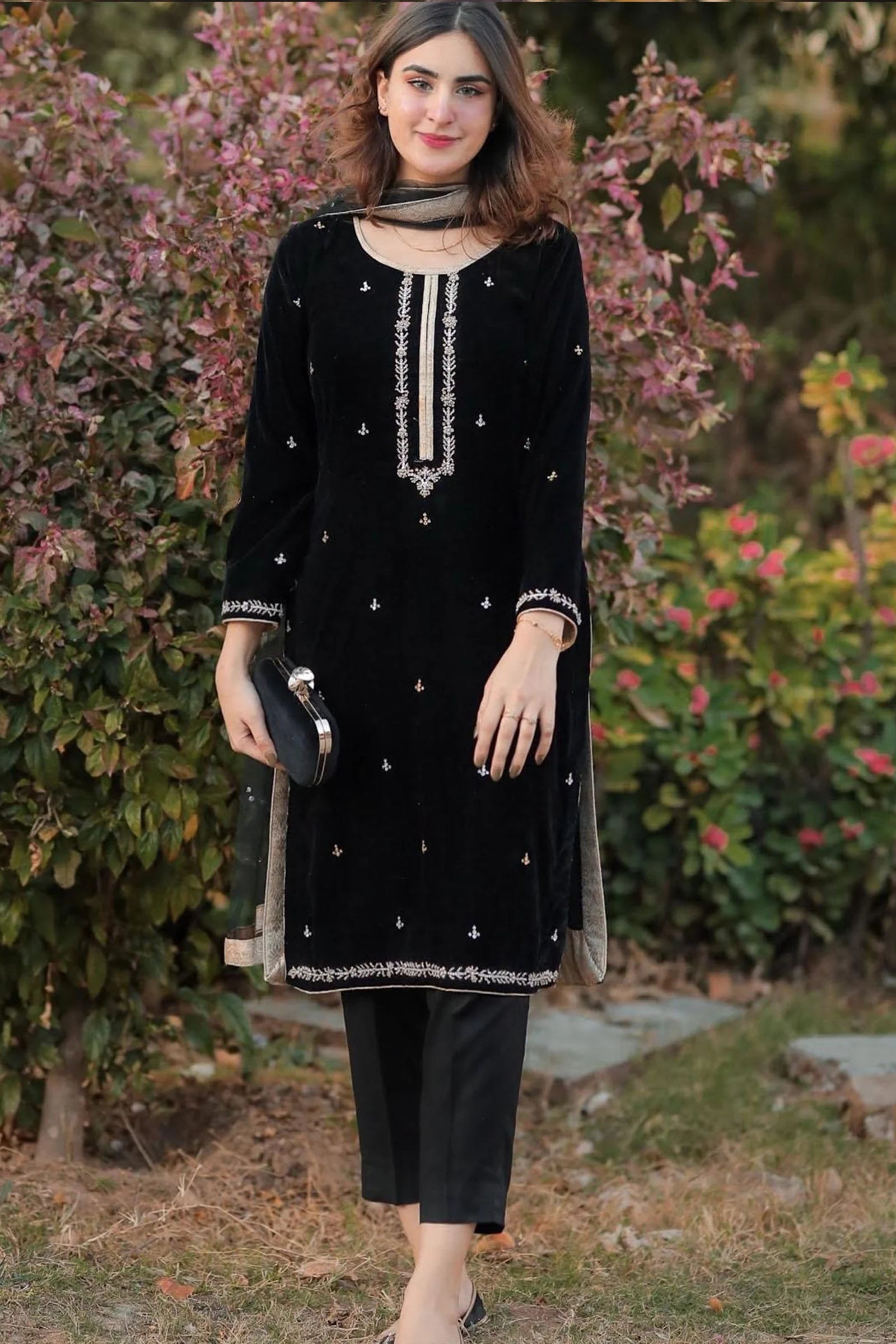 Unstitched 3PCs Velvet Embroidered Dress With Organza embroidered Dopata