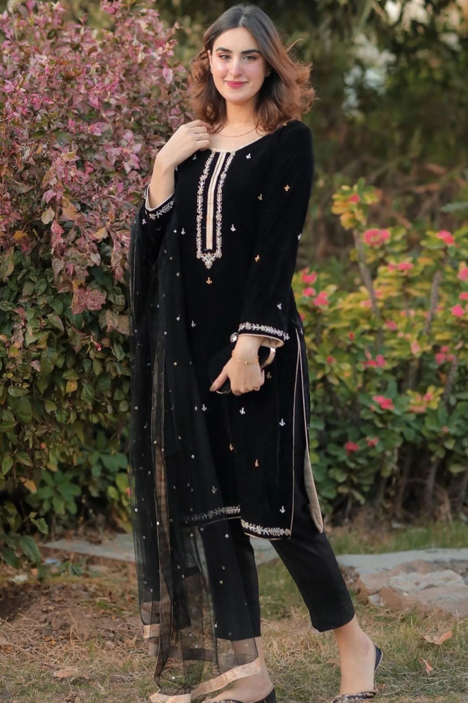 Unstitched 3PCs Velvet Embroidered Dress With Organza embroidered Dopata