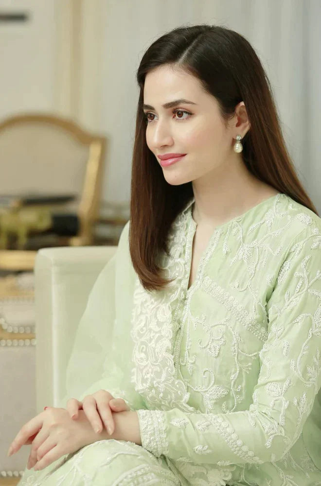 BAREEZE- 3PC LAWN EMBROIDERED SHIRT WITH ORGANZA EMBROIDERED DUPATTA & TROUSER